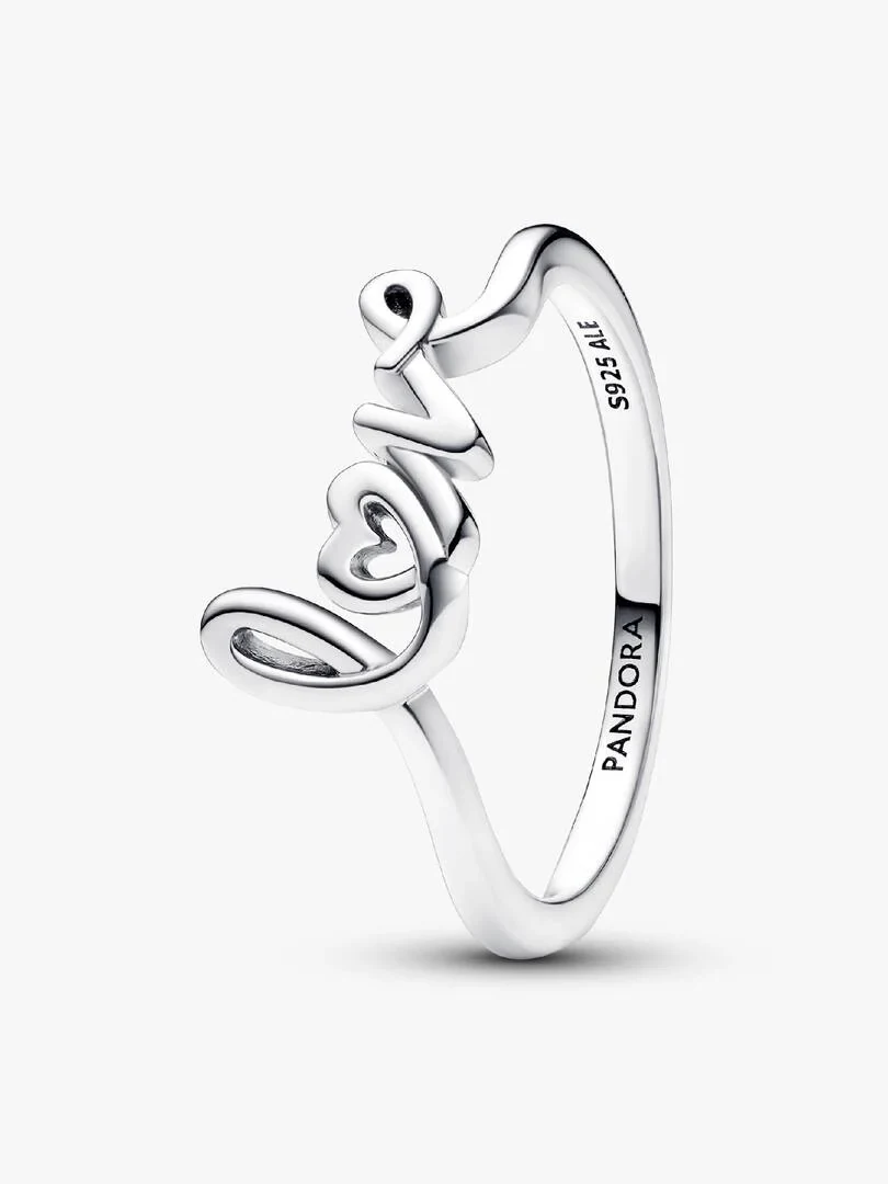 Anillo de plata con la palabra 'love' en estilo manuscrito, vista lateral en ángulo sobre fondo blanco.