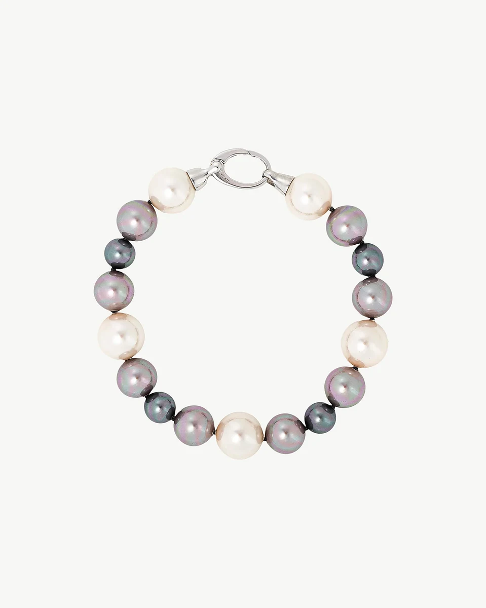 Parelarmband in een cirkel gerangschikt op een witte achtergrond, vooraanzicht met zilveren sluiting zichtbaar.