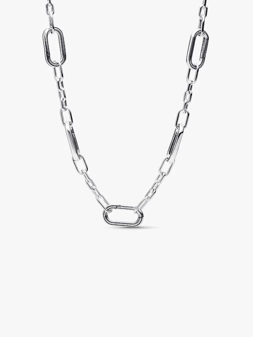 Collier à maillons argentés disposé en forme de V sur fond blanc, vue de face.