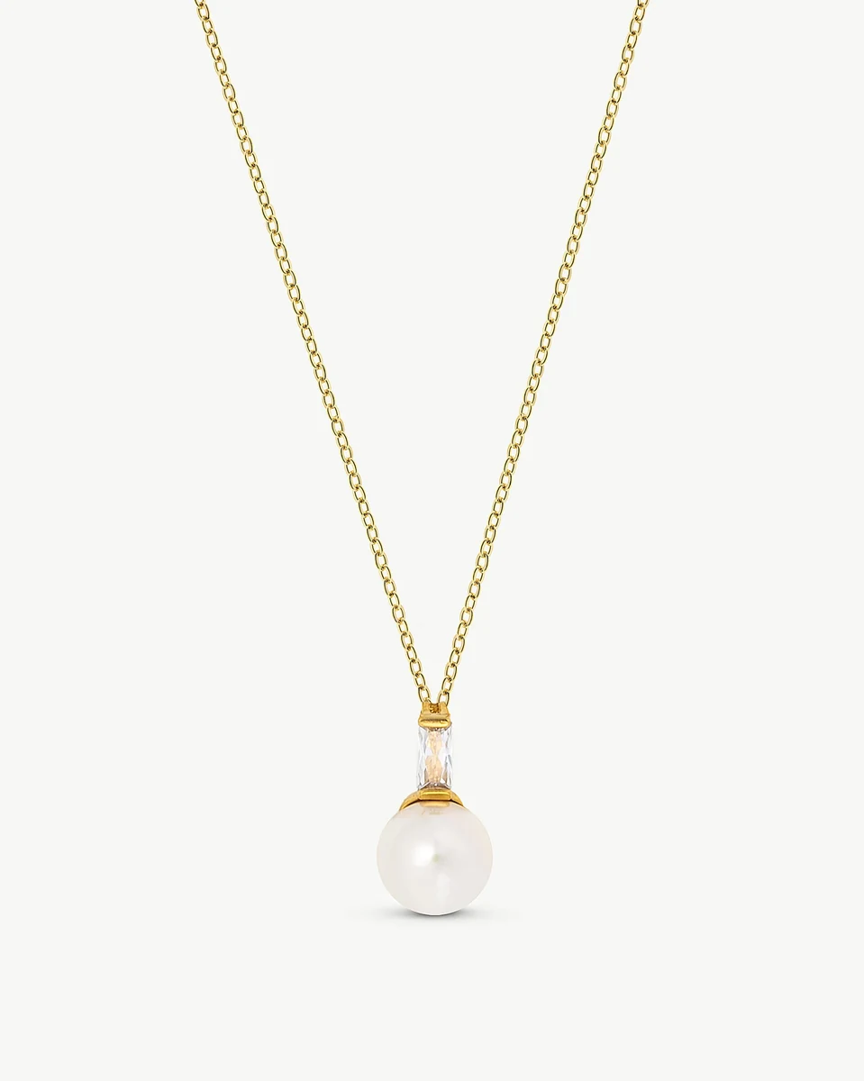 Vue frontale du pendentif perle et zircon sur chaîne dorée, fond blanc uni.