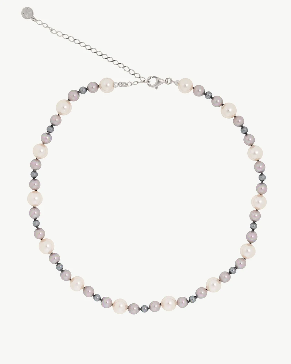 Collier de perles disposé en cercle sur fond blanc, vue de face avec fermoir et chaîne de réglage.