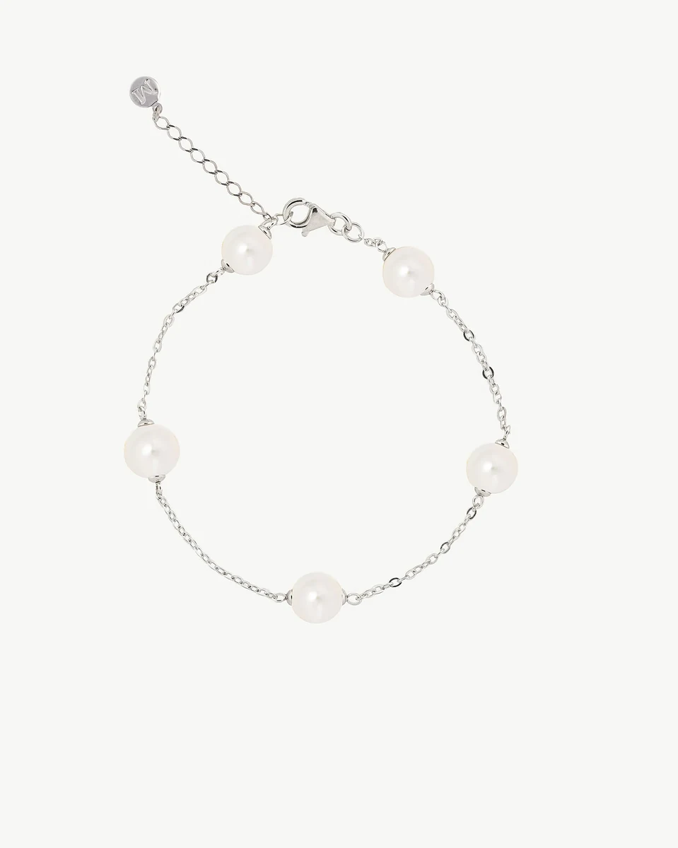 Draufsicht auf das Perlenarmband auf weißem Hintergrund, mit sichtbarem Verschluss und Verstellkette.