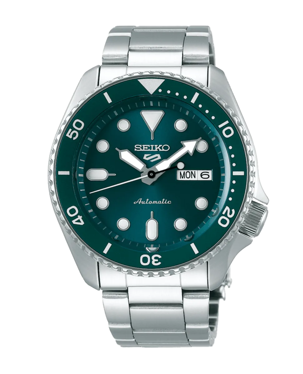 Vista frontal completa del reloj con esfera verde y brazalete de acero, sobre fondo blanco.