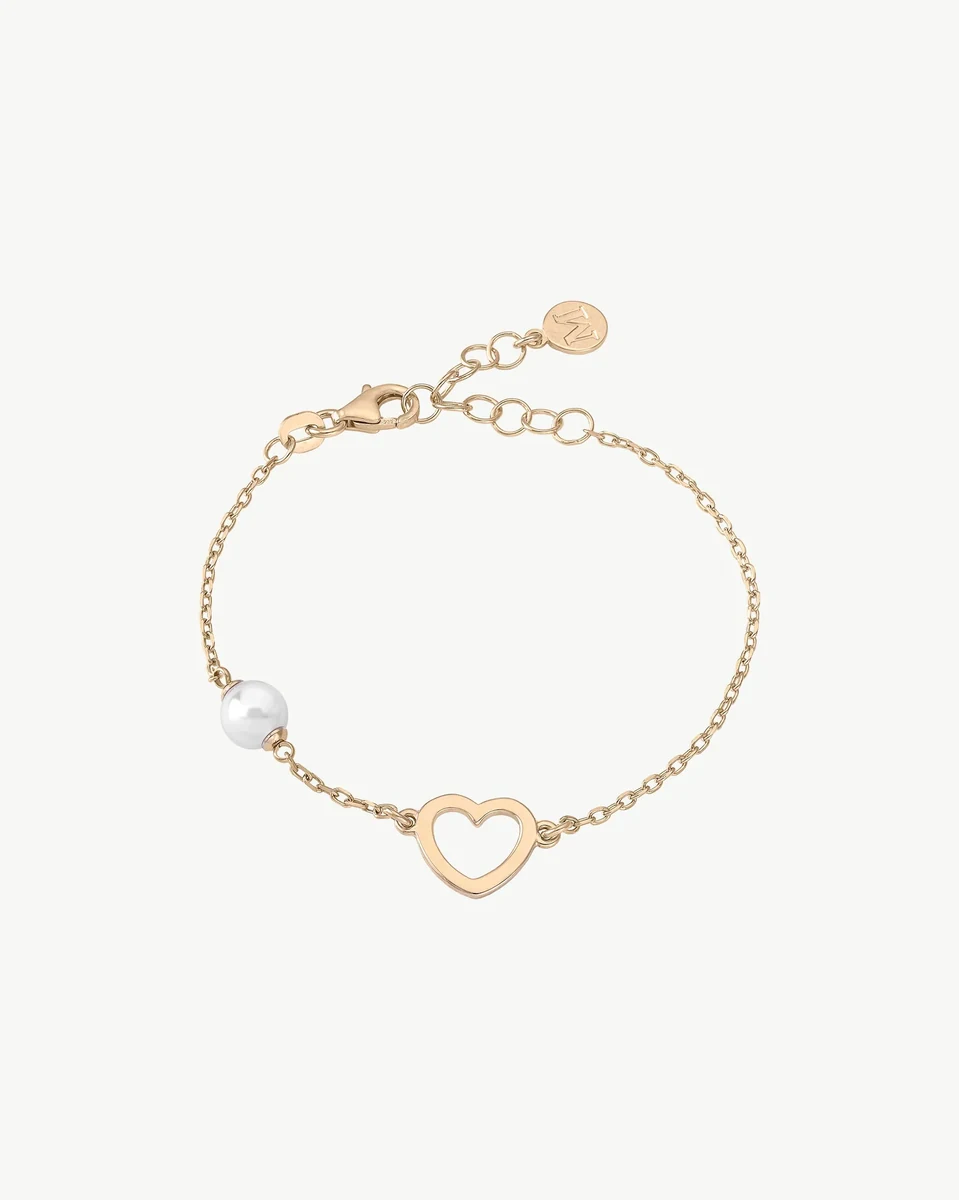 Vooraanzicht van de armband op een witte achtergrond, met het hartmotief en de witte parel.
