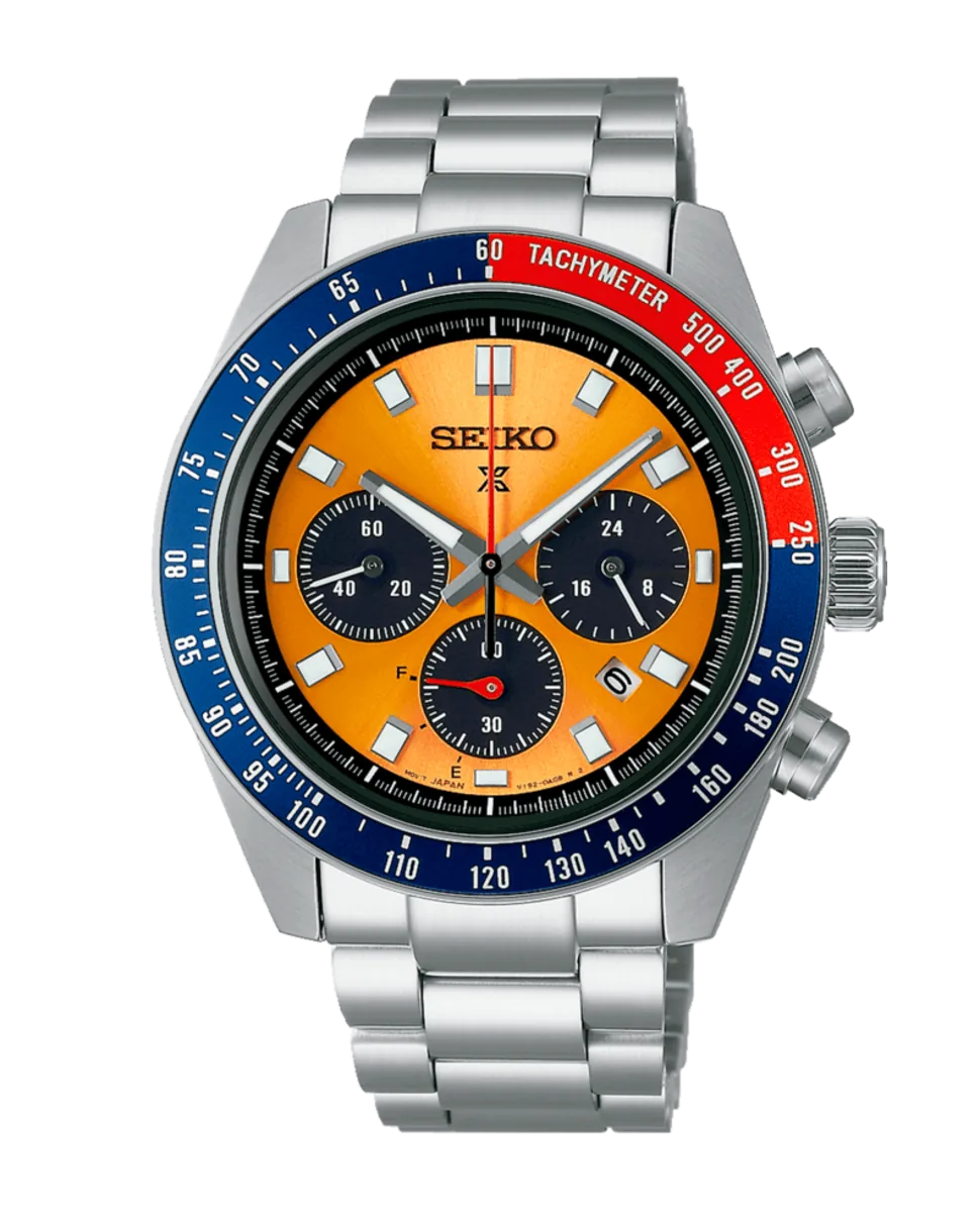 Vista frontal del reloj sobre fondo blanco, destacando la esfera naranja y el bisel taquimétrico bicolor.