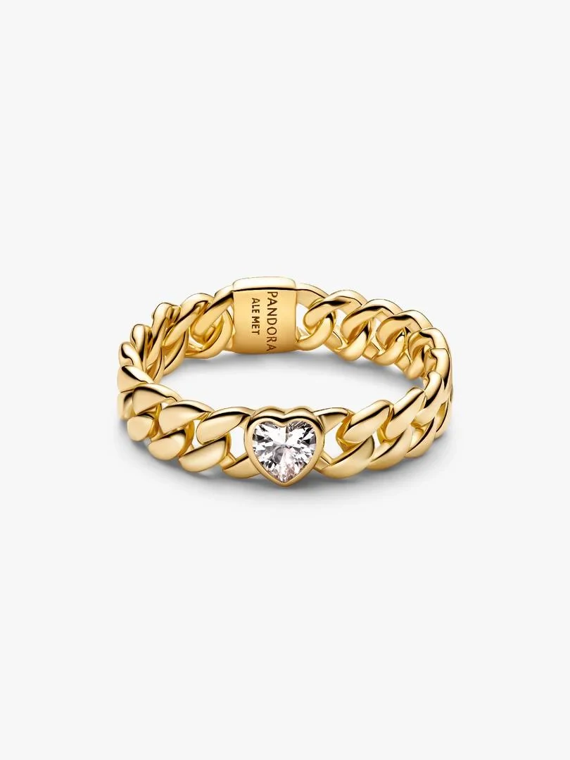 Anillo de cadena cubana con circonita en forma de corazón, vista frontal en ángulo sobre fondo blanco.