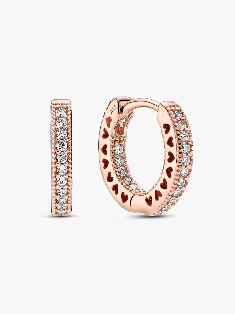 Creolen mit Pavé-Besatz und ausgeschnittenen Herzen, Front- und Seitenansicht auf weißem Hintergrund.