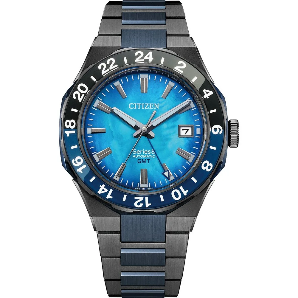 Vista frontal del reloj con esfera azul texturizada y bisel antracita sobre fondo blanco