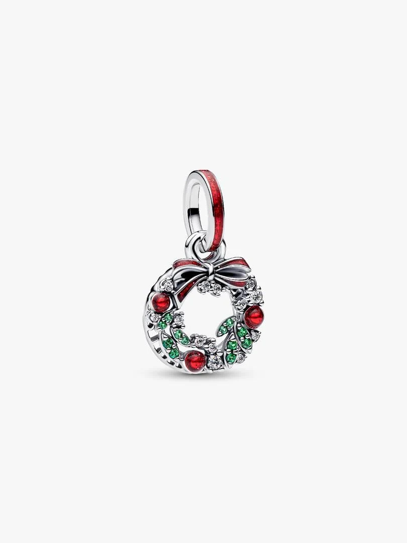 Kerstkrans charm vooraanzicht, witte achtergrond, detail van rood emaille en groene kristallen.