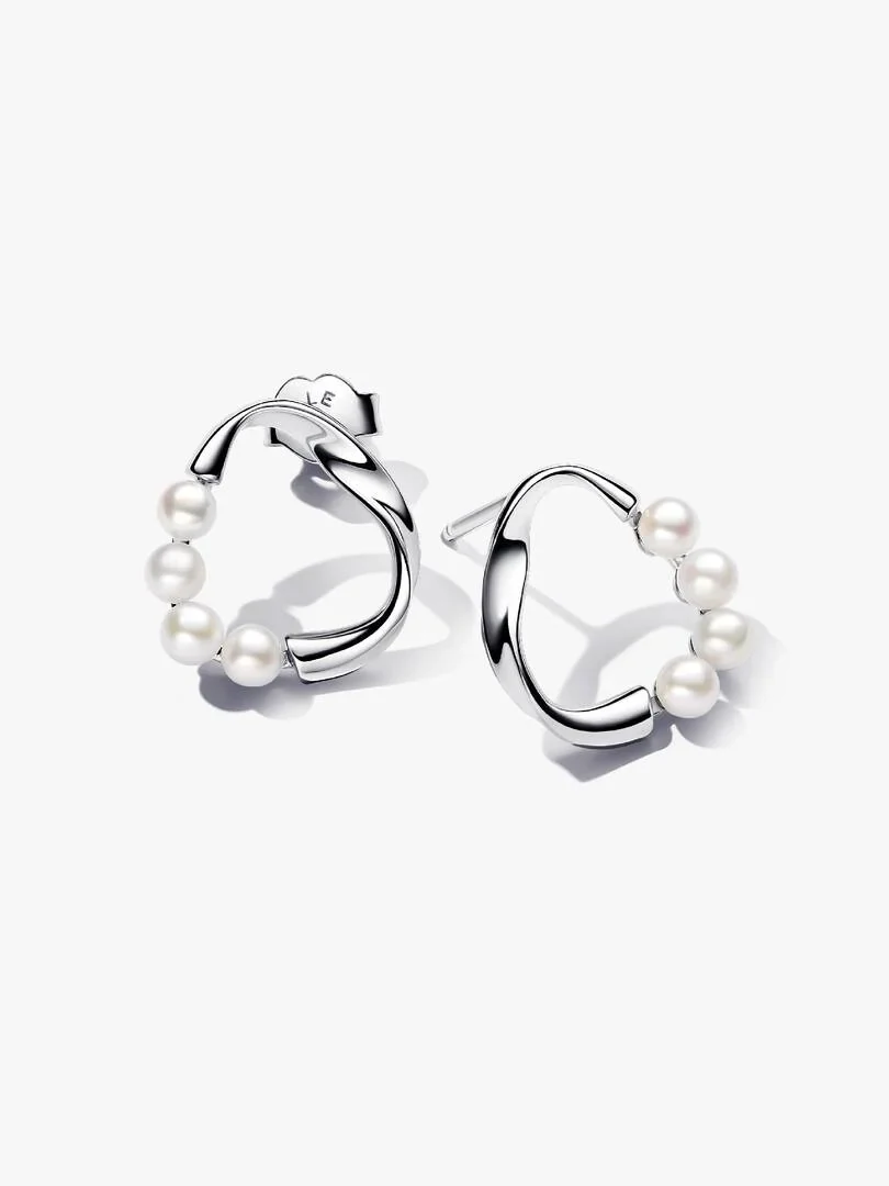 Paar oorringen met parels, vooraanzicht op een witte achtergrond met zachte schaduwen.