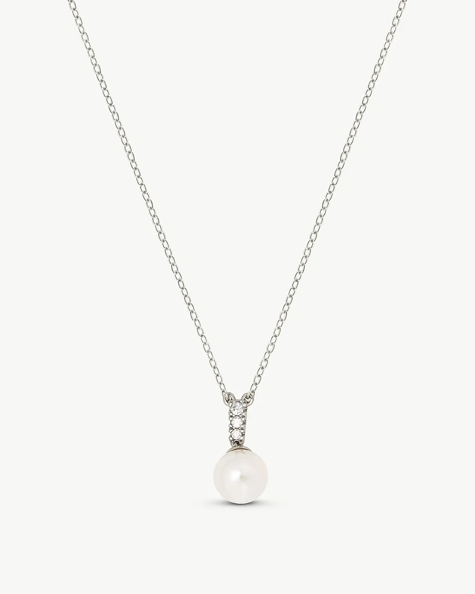 Collier avec pendentif en perle blanche sur fond blanc, vue frontale centrée.