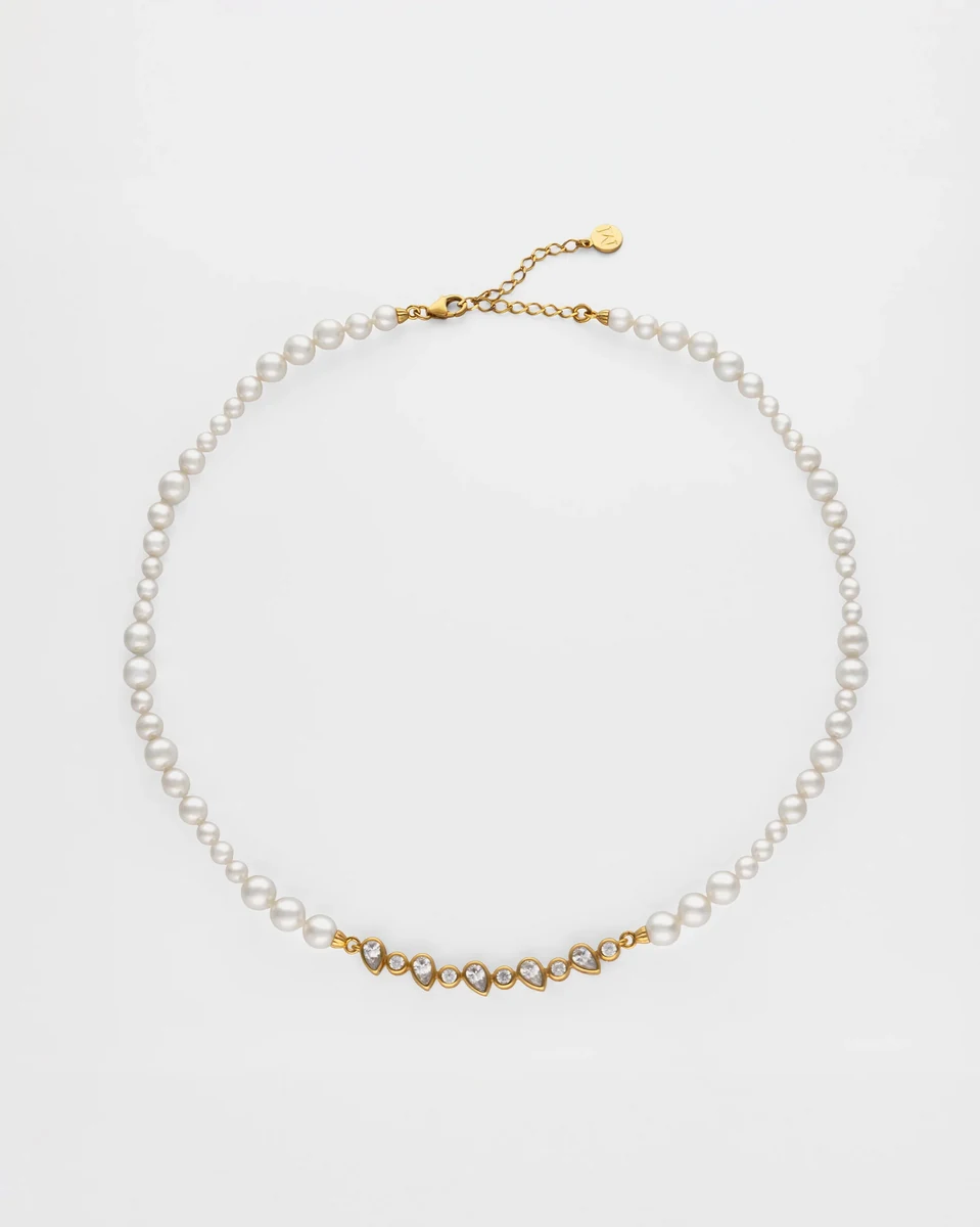 Perlenhalskette mit Zirkonia in Kreisform auf weißem Hintergrund, vollständige Frontalansicht.