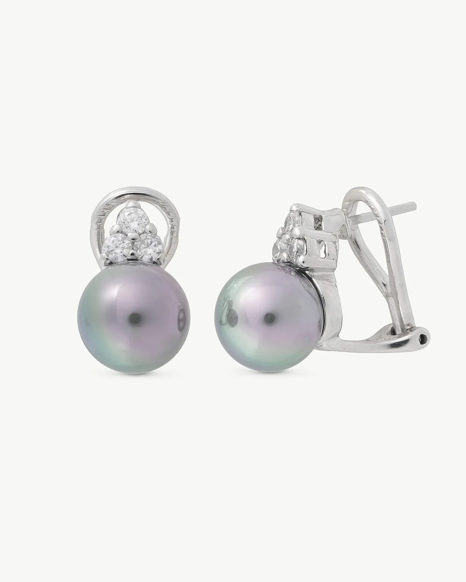 Par de pendientes de perla gris y circonitas sobre fondo blanco, vista frontal y lateral.