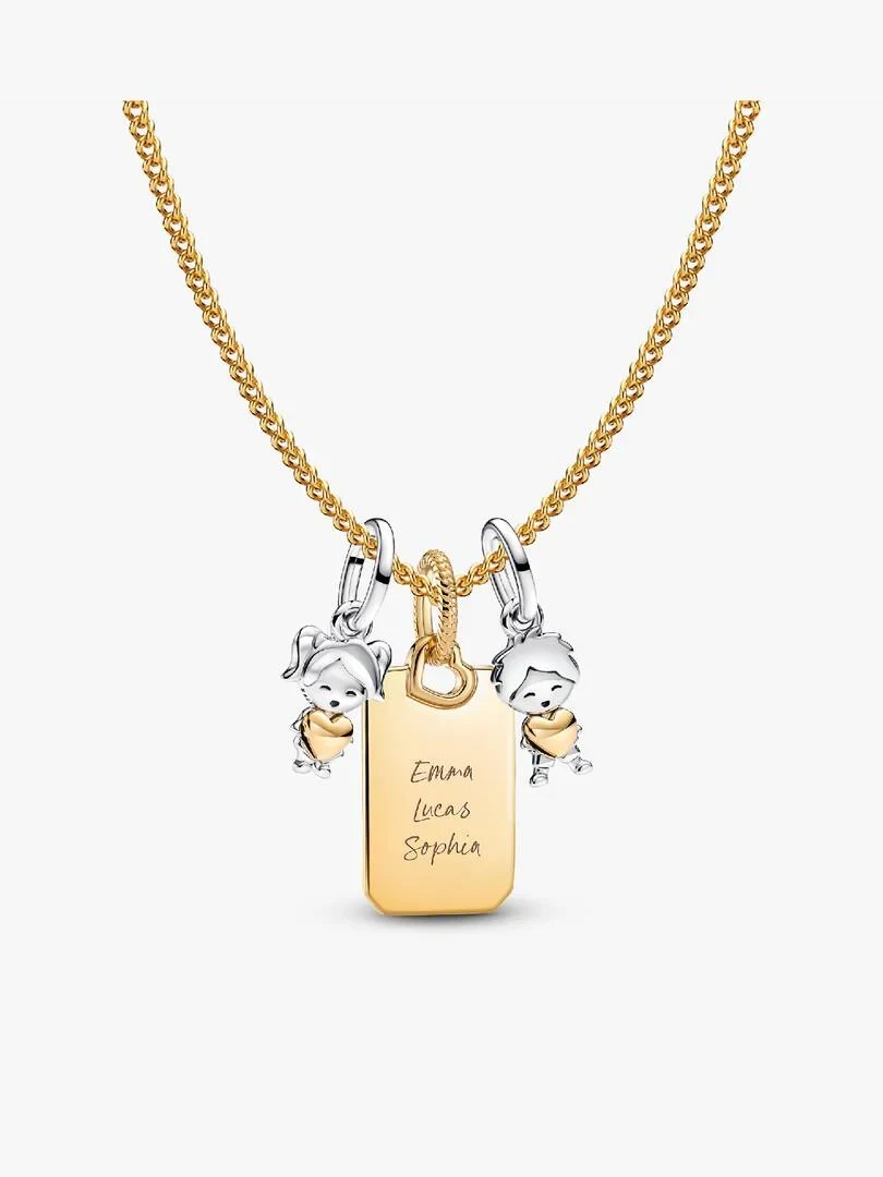 Collier avec trois pendentifs centraux sur fond blanc, vue de face des charms gravés et des figurines.