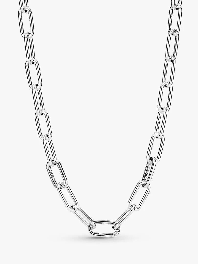 Collier à maillons en argent sur fond blanc, vue de face avec une chute en forme de U.