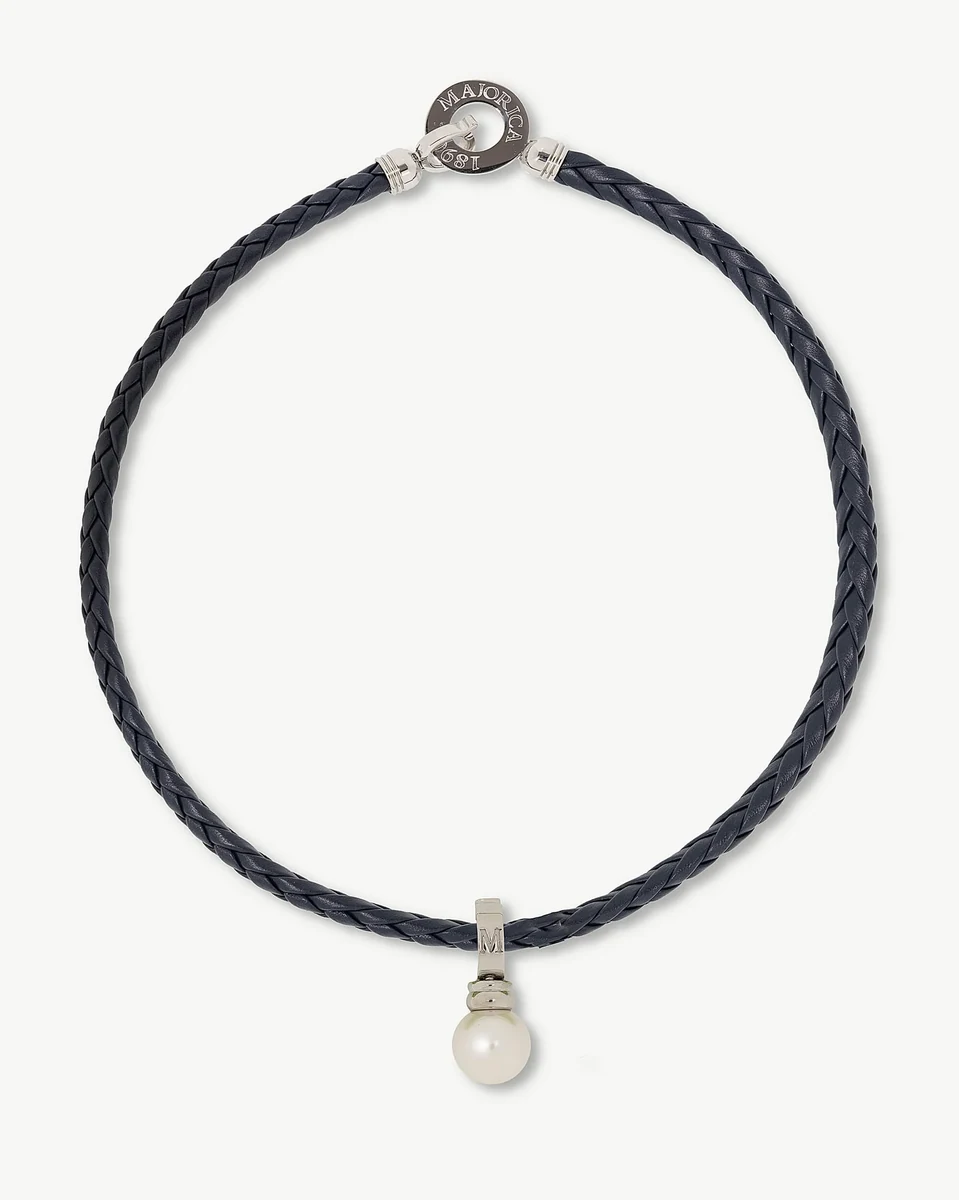 Collar de cuero trenzado azul en vista frontal circular sobre fondo blanco, con perla colgante.