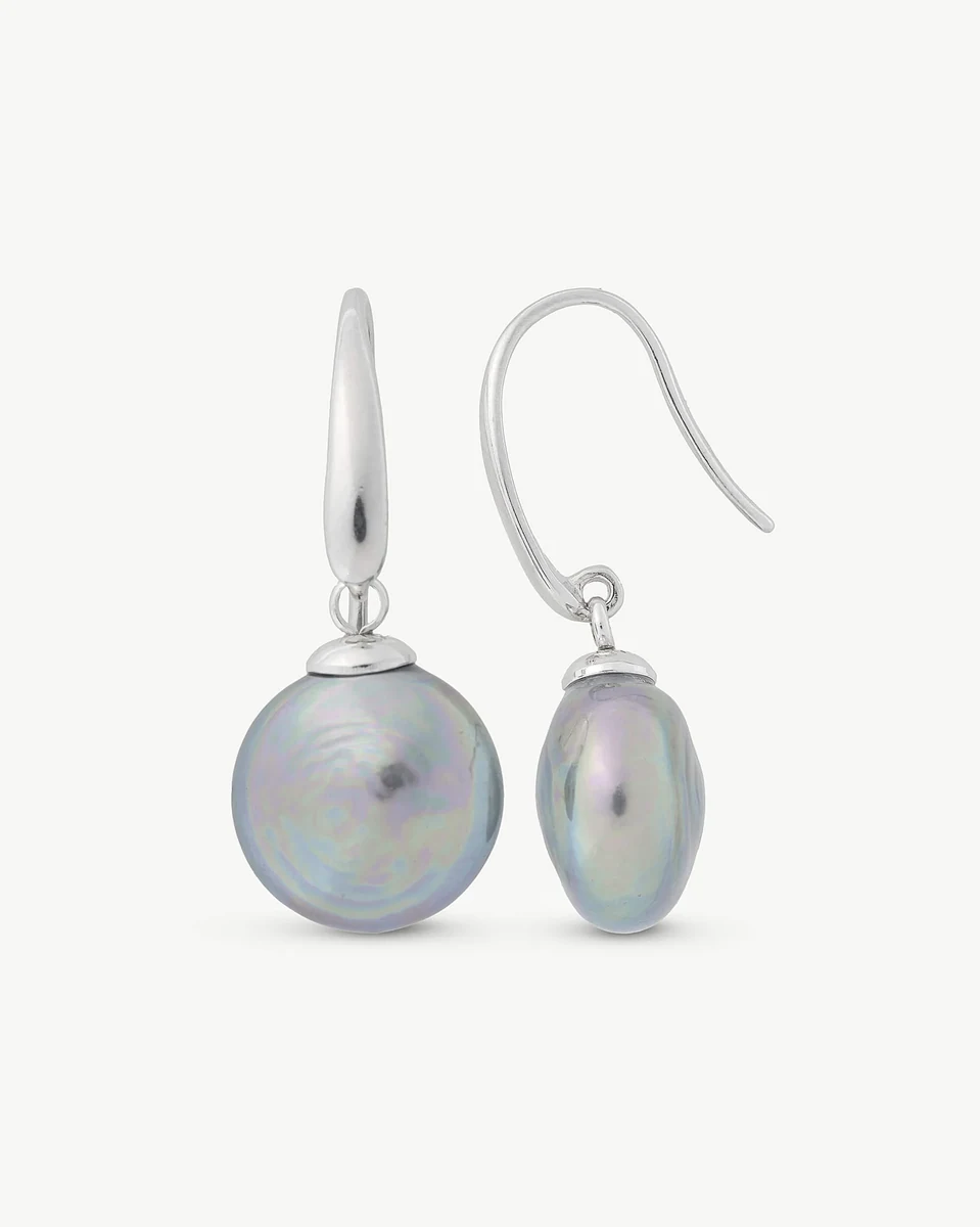 Frontansicht der grauen ovalen Perlenohrringe auf weißem Hintergrund, Detail des Hakenverschlusses.