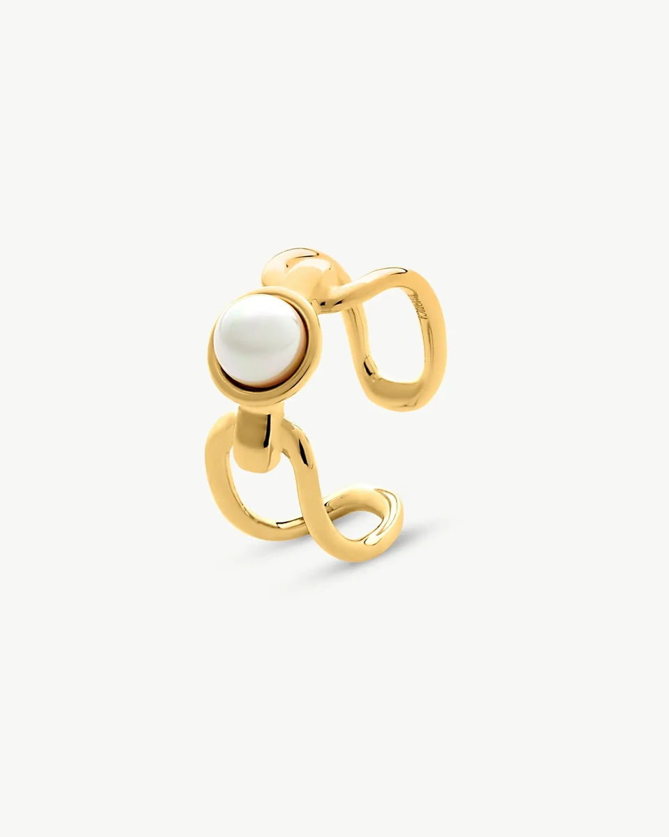 Anillo de eslabones dorados con perla blanca, vista en ángulo sobre fondo blanco.