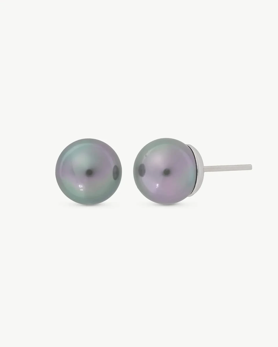Par de pendientes de perla gris sobre fondo blanco, vista frontal y lateral con detalle del pincho de plata.