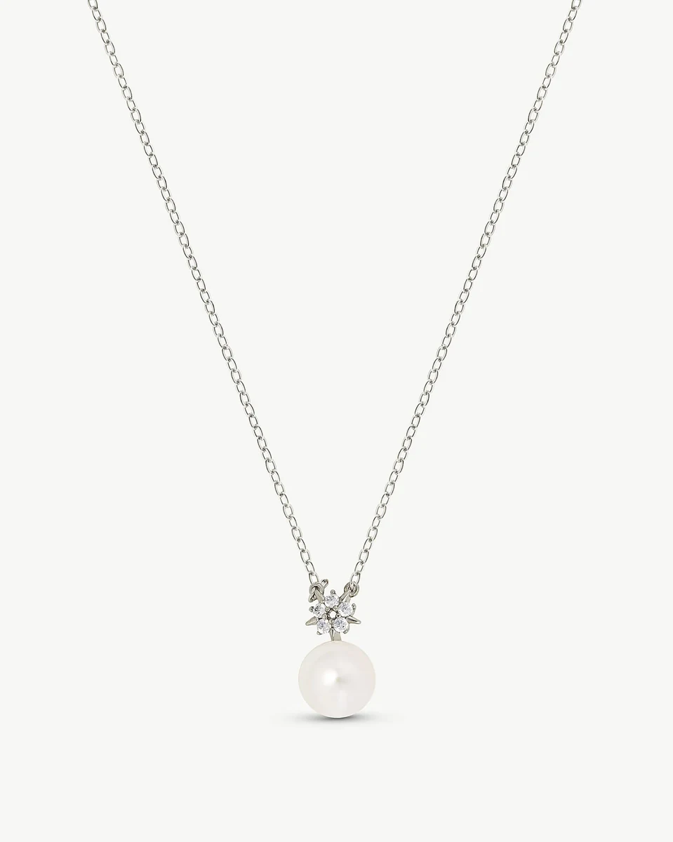 Collier en argent avec pendentif étoile et perle blanche, vue de face sur fond blanc.
