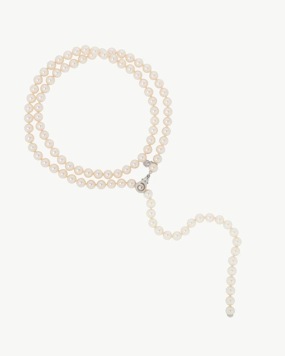 Witte parelketting in een cirkelvorm op een witte achtergrond, volledig vooraanzicht.