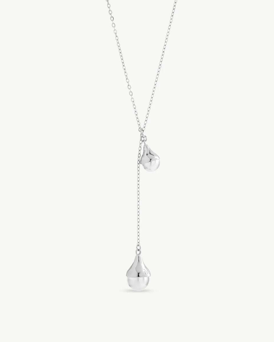 Collier en argent avec deux pendentifs perles blanches en forme de goutte, vue de face sur fond blanc.