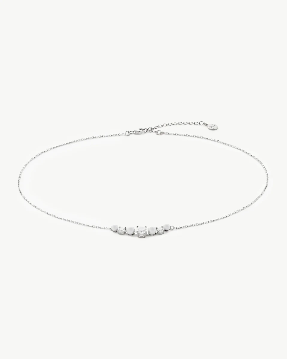 Halskette kreisförmig auf weißem Hintergrund angeordnet, Frontansicht mit Perlen- und Zirkonia-Details.