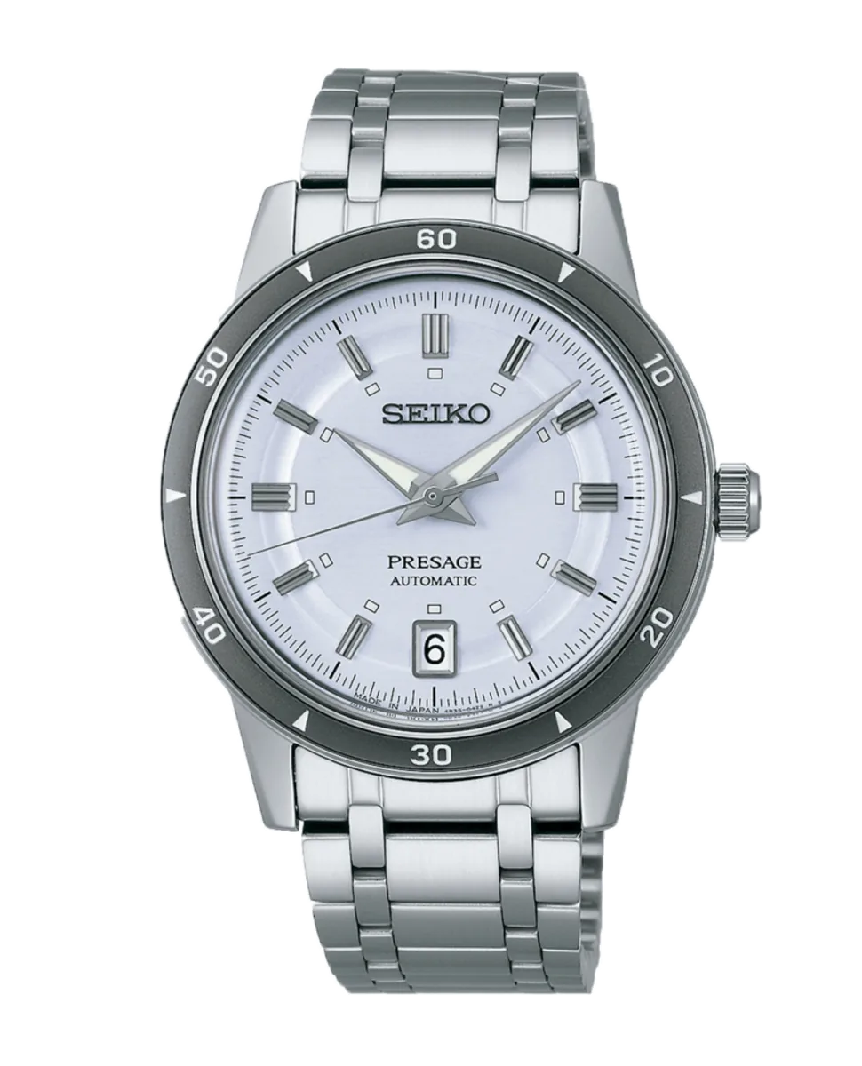 Vista frontal del reloj con esfera azul claro y brazalete de acero, centrado sobre fondo blanco.