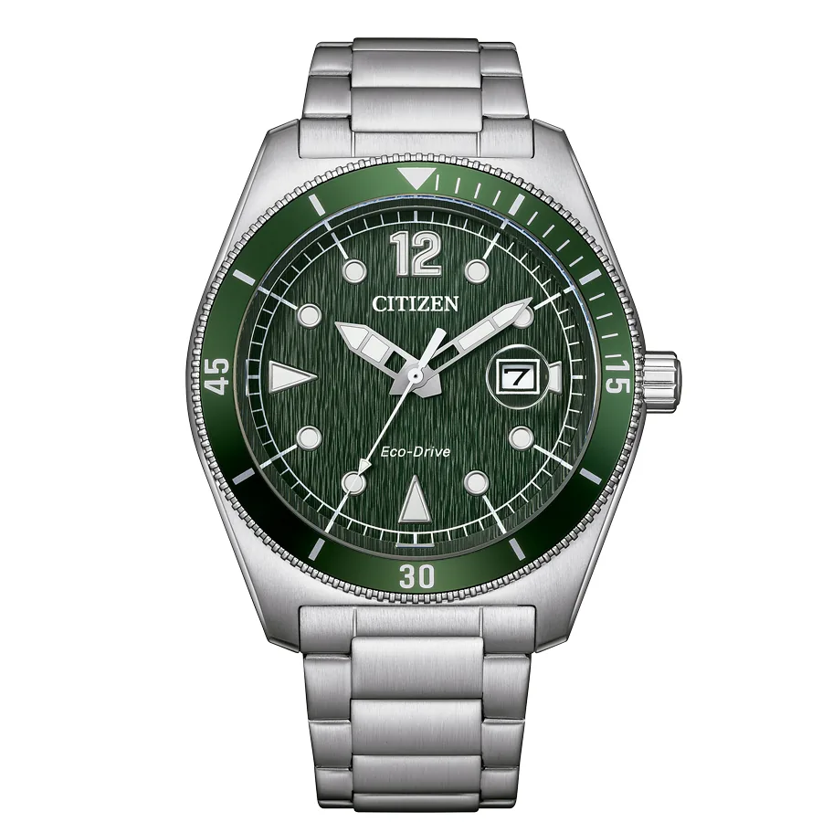 Vista frontal completa del reloj con esfera verde y brazalete de acero sobre fondo blanco.