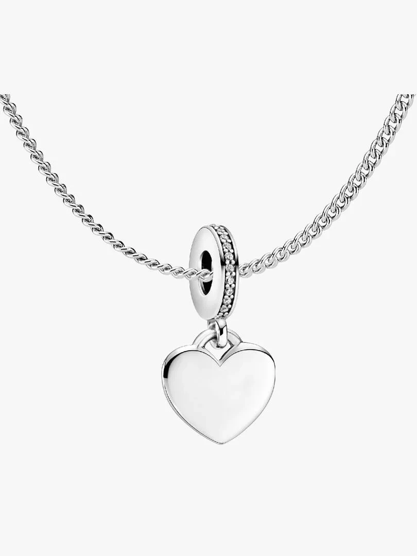 Collar de plata con colgante de corazón liso y cuenta brillante, vista frontal sobre fondo blanco.