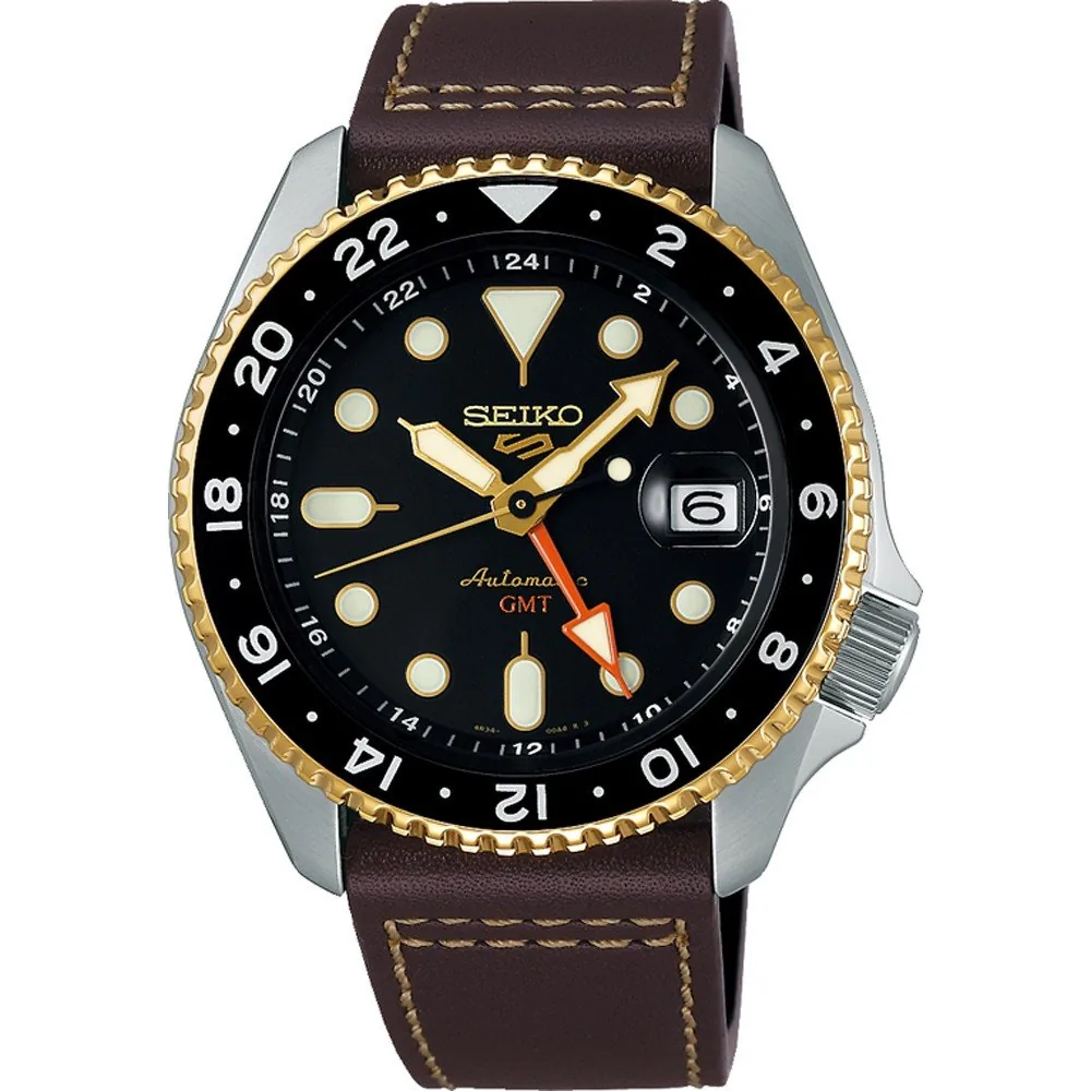 Vista frontal del reloj con esfera negra, bisel dorado y correa de piel marrón sobre fondo blanco