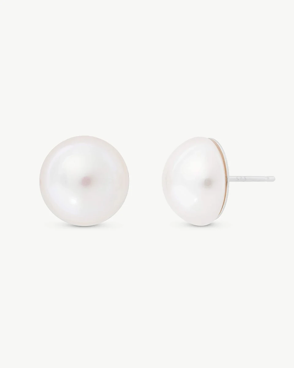 Paire de boucles d'oreilles demi-perle blanche, vues de face et de profil, sur fond blanc.