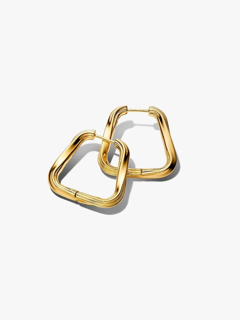 Paar gedrehte dreieckige Creolen, Frontansicht auf weißem Hintergrund.