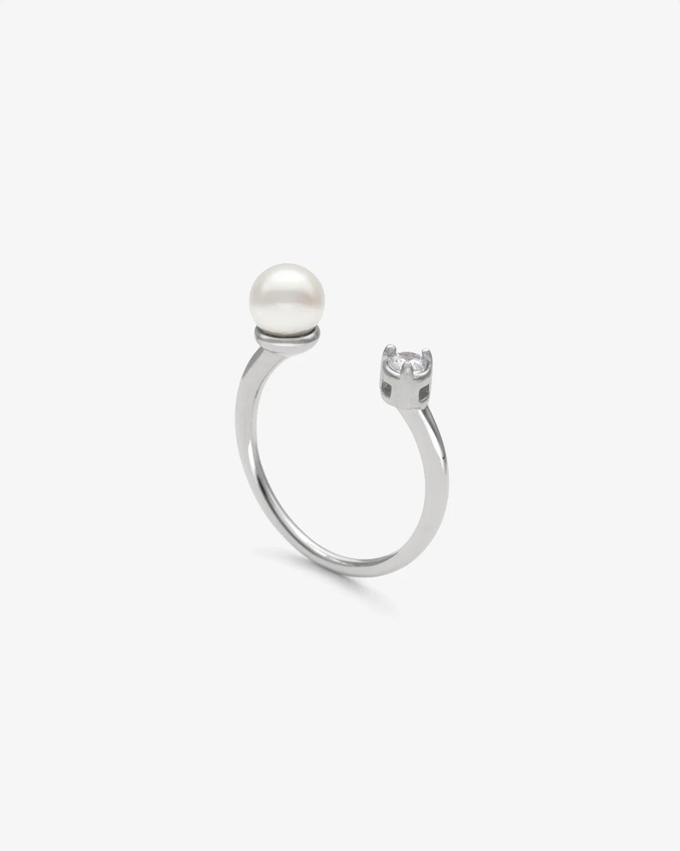 Bague en argent avec perle et zircon, vue de profil sur fond blanc pur.