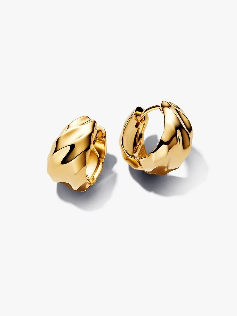 Par de pendientes de aro con textura ondulada, vista frontal sobre fondo blanco con sombras suaves.