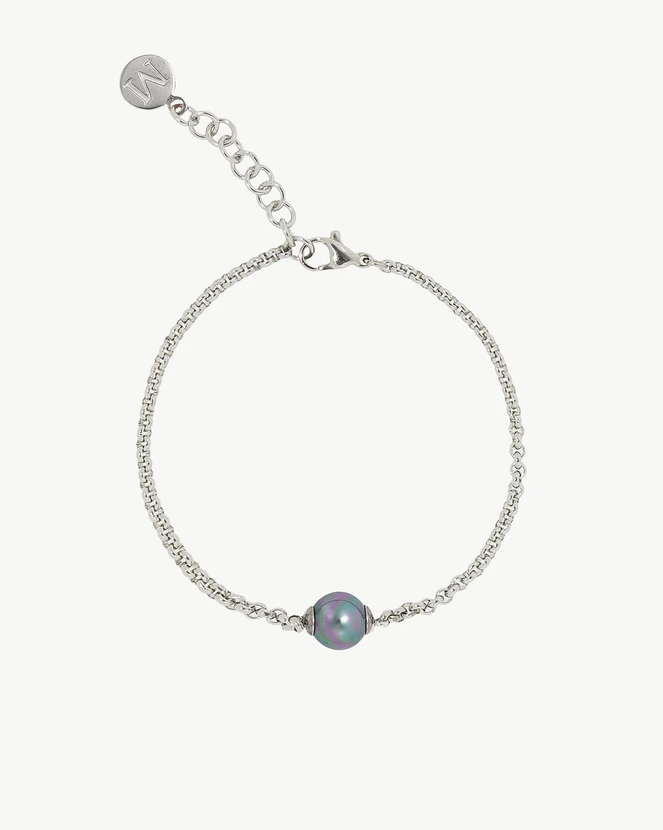 Draufsicht auf ein Armband in kreisförmiger Anordnung auf weißem Hintergrund mit einer zentralen grauen Perle.