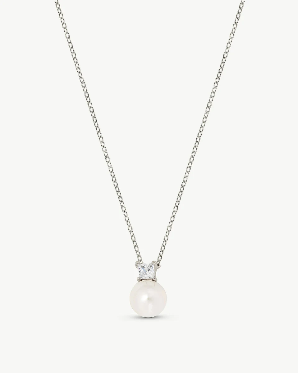 Collier avec pendentif perle et zircon carrée, vue de face sur fond blanc.