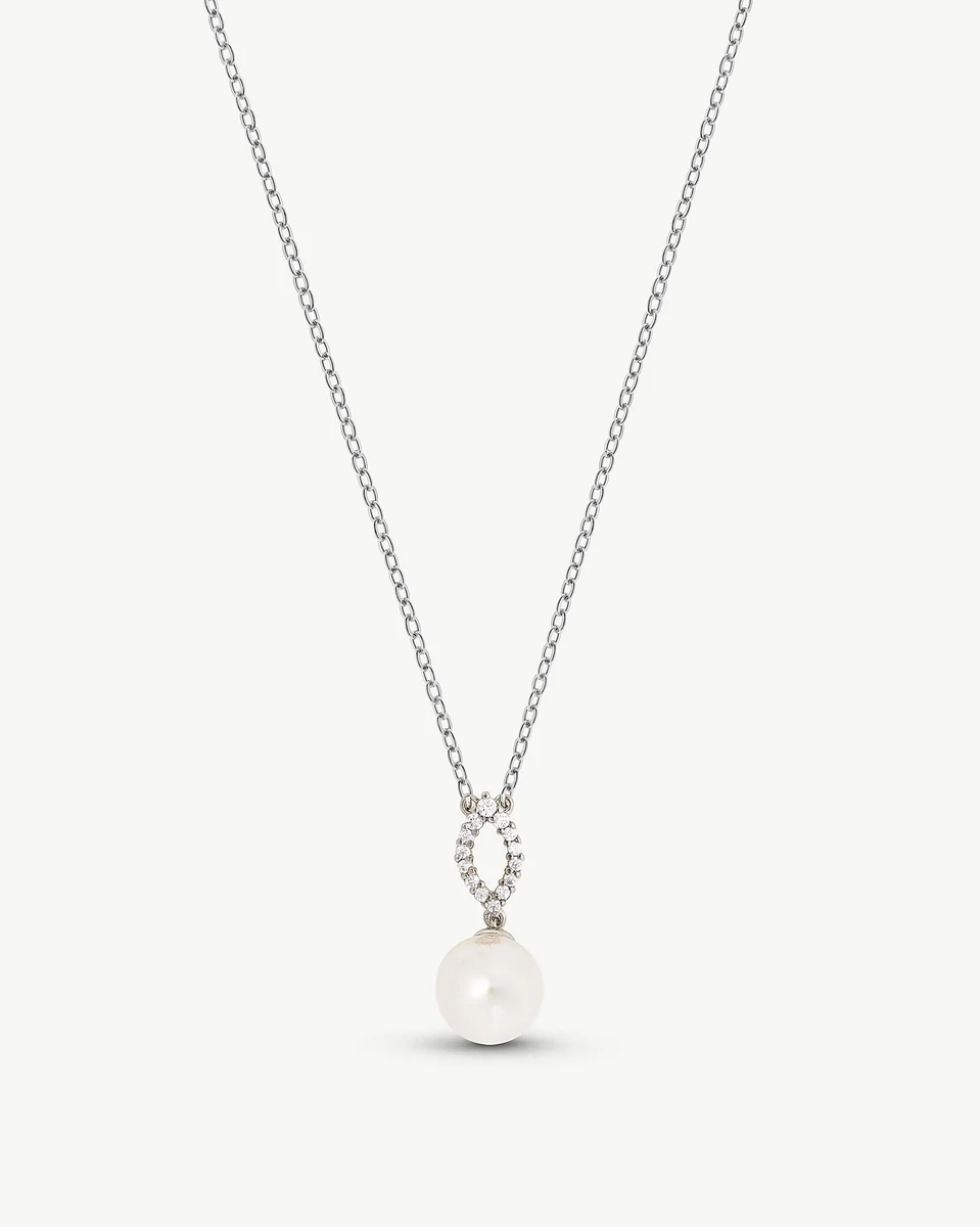 Collier avec pendentif en perle et zircons sur fond blanc, vue frontale centrée.