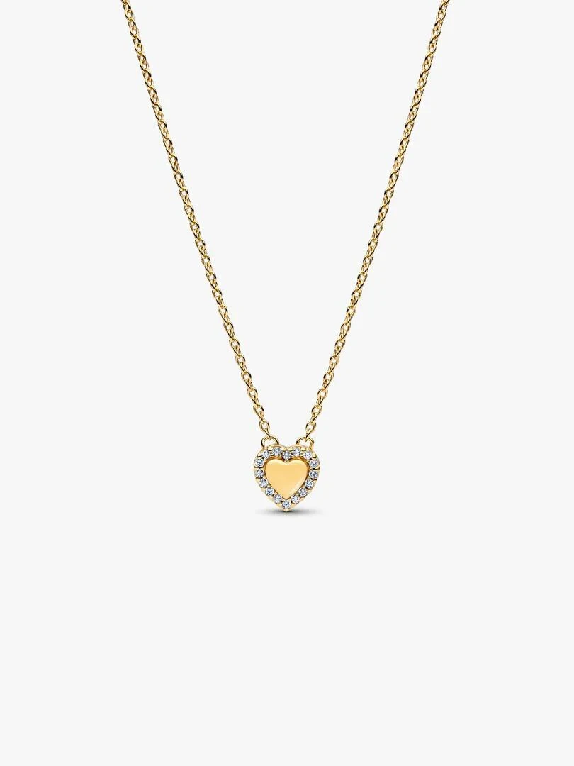 Collar con colgante de corazón dorado y circonitas, visto de frente sobre fondo blanco.