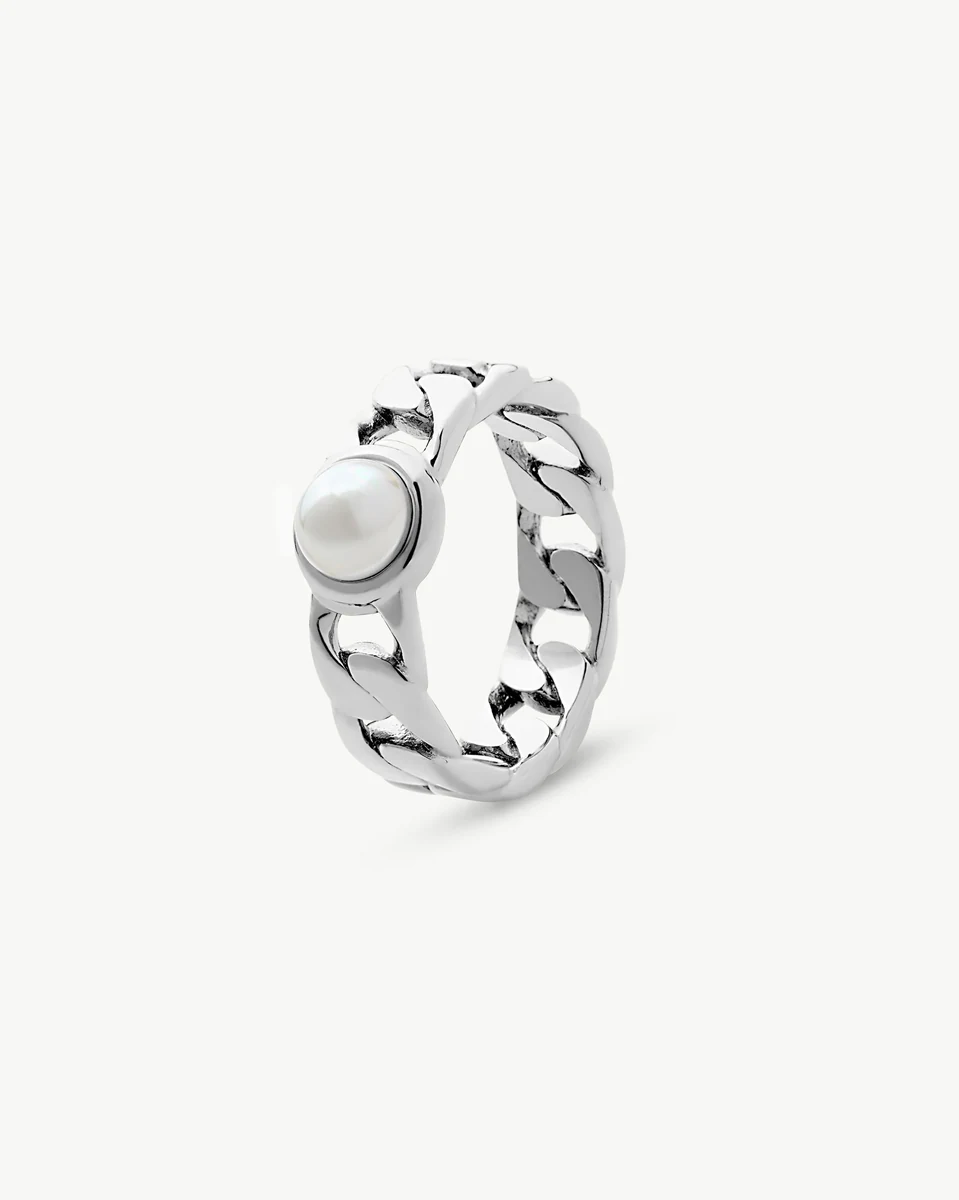 Gliederkette-Ring in Seitenansicht, mit einer halben weißen Perle auf weißem Hintergrund.