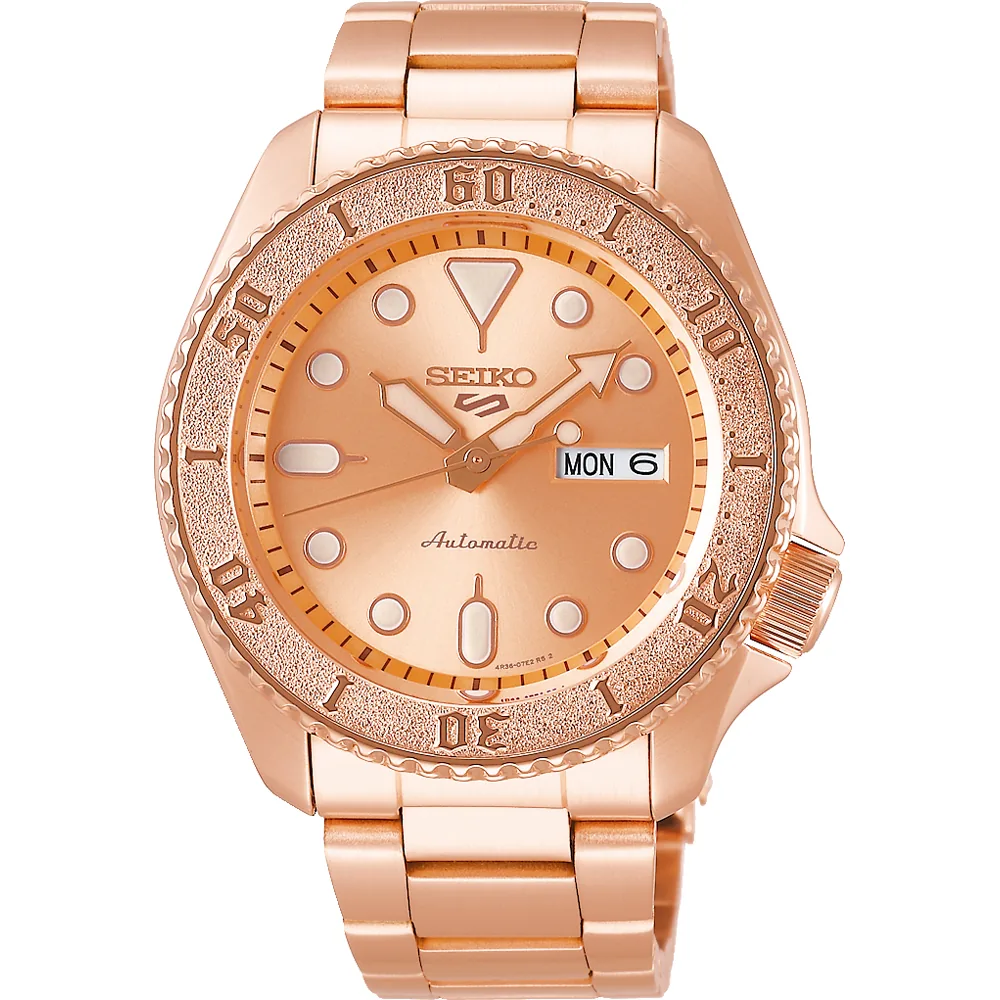 Vista frontal del reloj en tono oro rosa sobre fondo blanco, centrado y con encuadre completo.