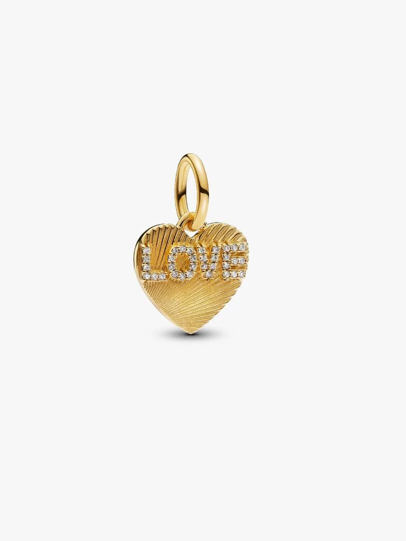 Charm cœur doré avec l'inscription 'LOVE' en zircons, vue de face sur fond blanc.