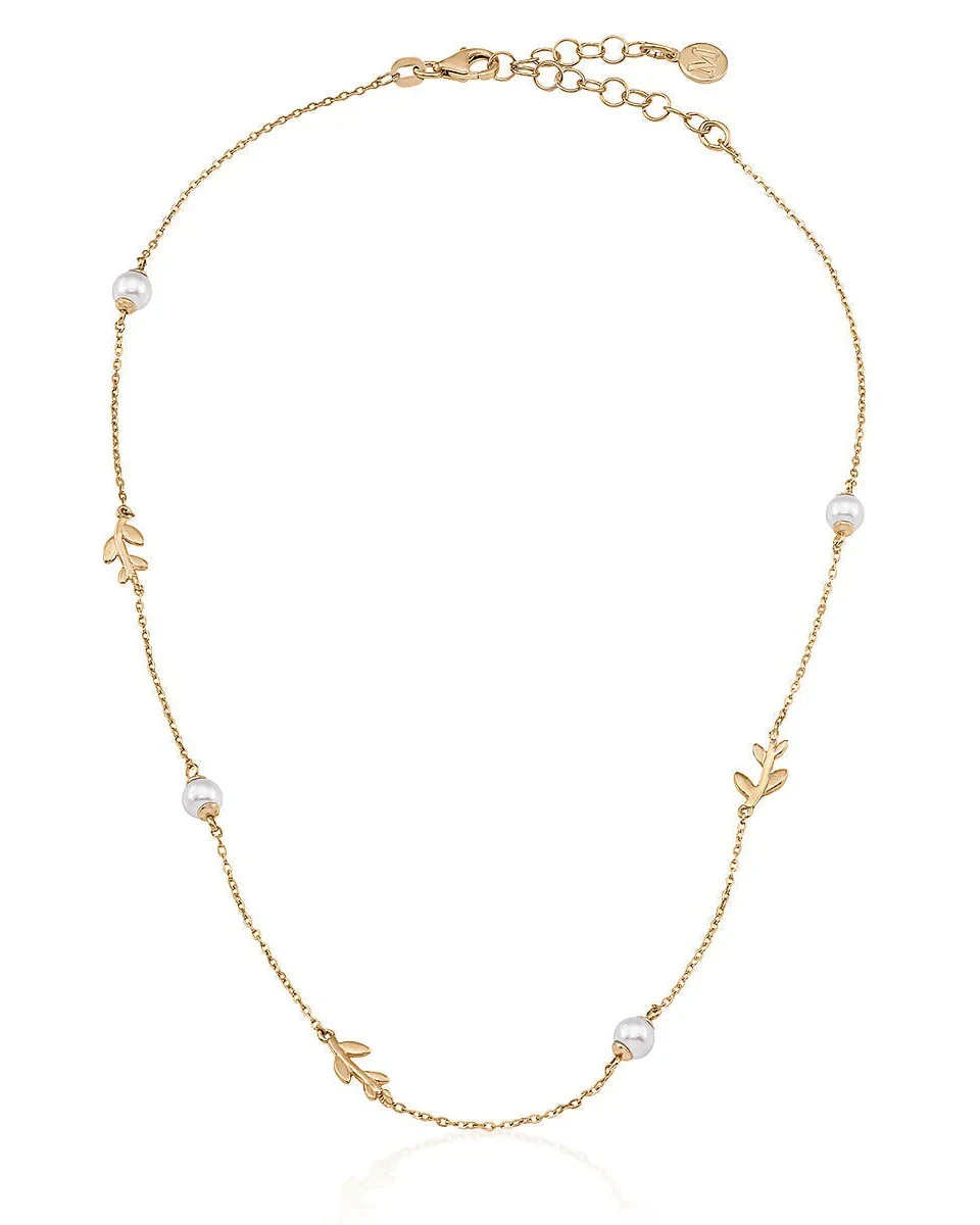 Gouden ketting met parels en bladmotieven, volledig vooraanzicht op een witte achtergrond.