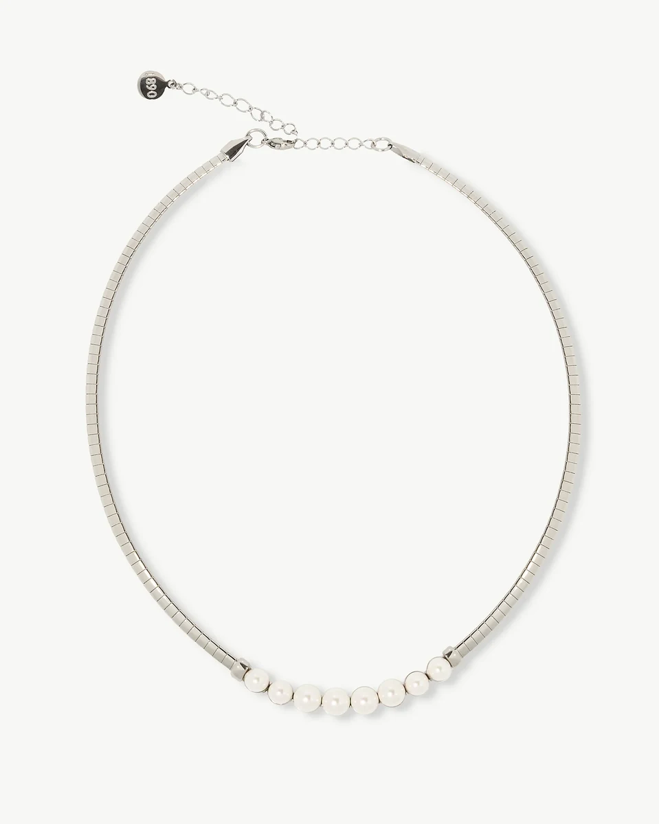 Parels en stalen ketting op witte achtergrond, volledig vooraanzicht met verstelbare sluiting zichtbaar.