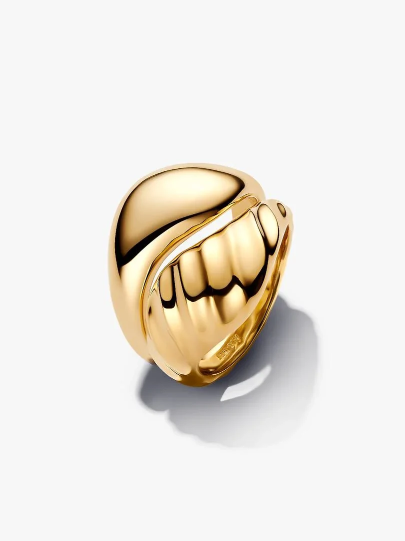 Anillo ondulado con acabado en oro de 14k, vista lateral en ángulo sobre fondo blanco.