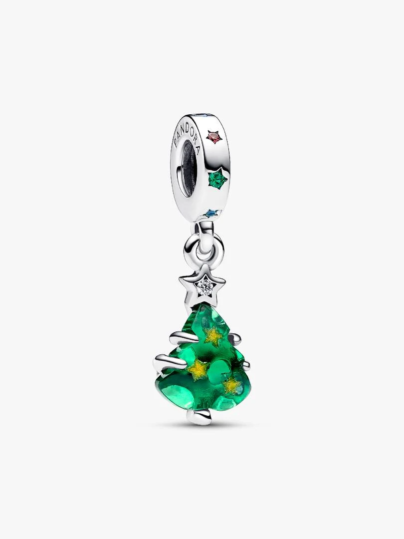 Charm colgante de árbol navideño en plata con cristal verde, vista frontal sobre fondo blanco.