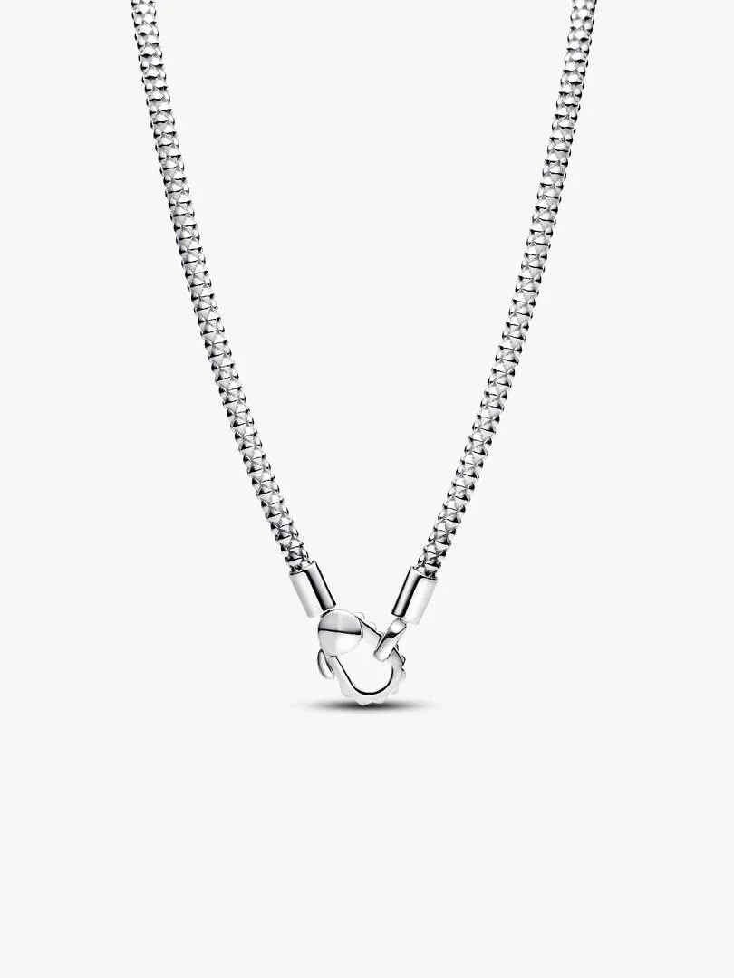 Vue frontale de la chaîne avec fermoir mousqueton, sur fond blanc pur.