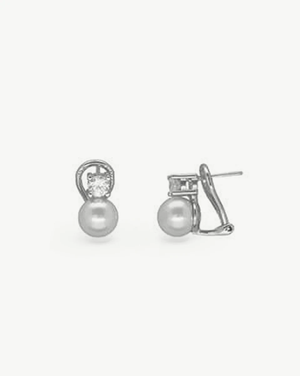 Paire de boucles d'oreilles en perle et zircon, vue de face et de profil sur fond blanc.