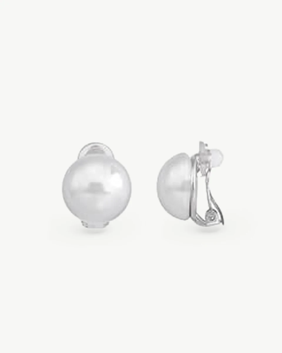 Paire de boucles d'oreilles demi-perle blanche avec fermoir omega, vue de face et de profil sur fond blanc.