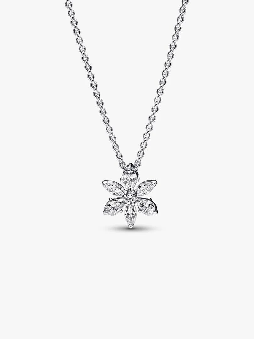 Collier avec pendentif floral en argent sur fond blanc, vue de face avec chaîne en V.